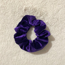 Load image into Gallery viewer, Purple velvet zipper scrunchies
