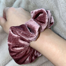 Load image into Gallery viewer, Velvet zipper scrunchie
