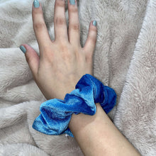 Load image into Gallery viewer, Blue velvet scrunchie
