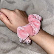 Load image into Gallery viewer, Pink velvet zipper scrunchie
