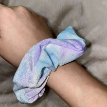 Load image into Gallery viewer, Velvet zipper scrunchie
