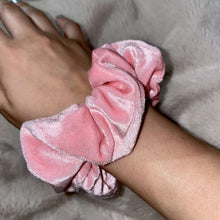 Load image into Gallery viewer, Pink velvet zipper scrunchie
