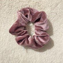 Load image into Gallery viewer, Velvet zipper scrunchie
