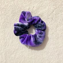 Load image into Gallery viewer, Velvet zipper scrunchie
