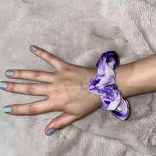 Load image into Gallery viewer, Velvet zipper scrunchie
