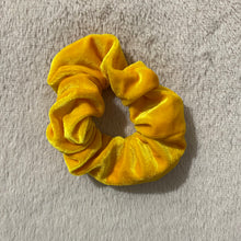 Load image into Gallery viewer, Velvet zipper scrunchie
