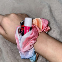 Load image into Gallery viewer, Velvet zipper scrunchie
