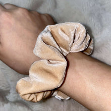 Load image into Gallery viewer, Tan velvet zipper scrunchie
