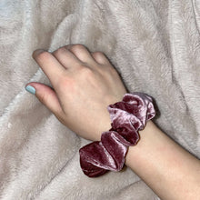 Load image into Gallery viewer, Velvet zipper scrunchie
